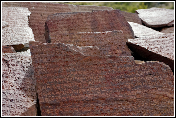 pierres ecriture népal
